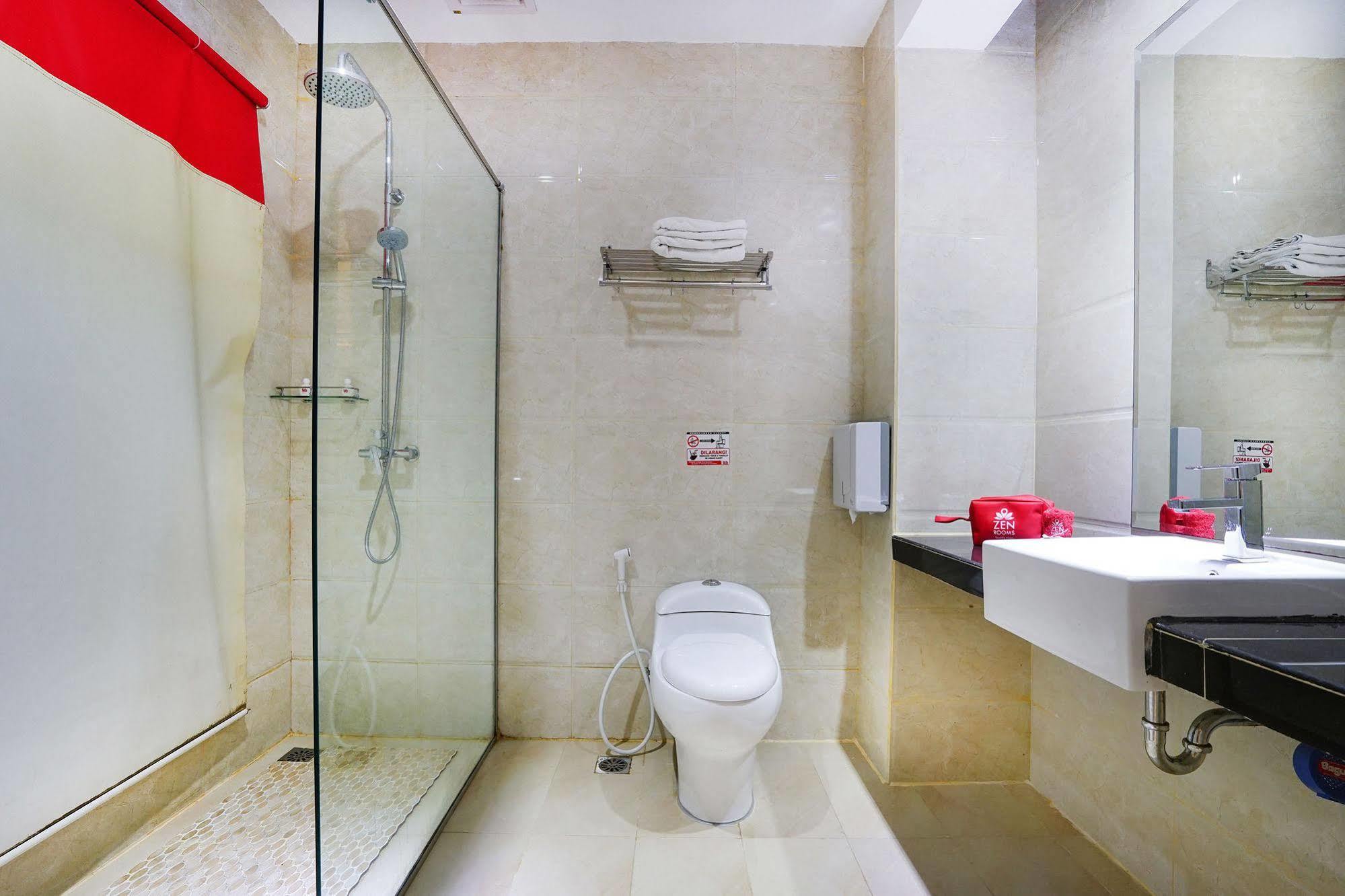 Zen Rooms Near Bcs Mall Penuin Batam Eksteriør billede